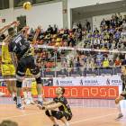 PSG Stal Nysa - Trefl Gdańsk 0:3. Bartłomiej Lipiński przebija się przez potrójny blok...