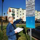 Klient sklepu musi pobrać bilet parkingowy i włożyć go za szybę 