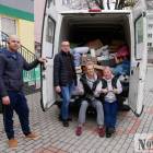 Pierwszy transport gotowy do wyjazdu. Z lewej kierowca Andriy Bereza. Po prawej Celina...