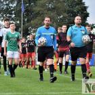 Śląsk Łubniany - Polonia Nysa 1:2. Sędziowie wyprowadzają drużyny Śląska Łubniany i...