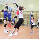NTSK Nysa - Cocon Korona Olesno 3:0. Zuzanna Kapuścik przebija się przez podwójny blok...