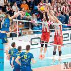 Asseco Resovia Rzeszów - PSG Stal Nysa 3:0. Michał Gierżot przebija się przez podwójny...