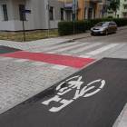 Dwóm rowerzystom naprawdę trudno jest się minąć w tym miejscu