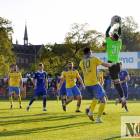 Polonia Nysa - BTP Stal Brzeg 2:1. W roli głównej bramkarz nyskiej Polonii - Dariusz...