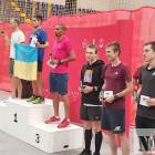 Najlepsi zawodnicy na medalowym podium. Od lewej: sekretarz miasta - Piotr Bobak, Kamil...