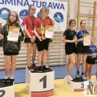 Najlepsze drużyny żeńskie na medalowym podium. Pierwsze z lewej reprezentantki SP nr 3...
