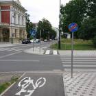 Rowerzysta dojeżdżając do ul. Parkowej musi zsiąść z roweru, przeprowadzić go przez...