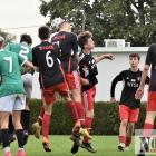 Śląsk Łubniany - Polonia Nysa 1:2. Powietrzny pojedynek w polu karnym nyskiego zespołu
