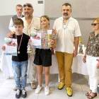 Zwyciężczyni kategorii U-12 - Marta Opałka (w środku) z pamiątkowym dyplomem i okazałym...