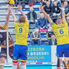 PSG Stal Nysa - Trefl Gdańsk 1:3. Bartłomiej Bołądź w starciu z podwójnym blokiem...