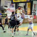 BC Swiss Krono Żary - IgnerHome Basket Nysa 69:100. Maciej Rzechtalski przebija się pod...