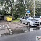  Niszczenie opon ma miejsce na miejscach parkingowych na ulicy Osmańczyka   

