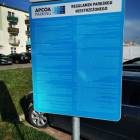 Regulamin parkingu jest ledwo widoczny 