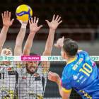 Trefl Gdańsk - Stal Nysa 3:0. Wassim Ben Tara przebija się przez podwójny blok...