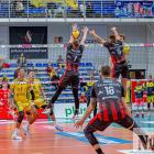 PSG Stal Nysa - Asseco Resovia Rzeszów 2:3. Michał Gierżot przebija się przez podwójny...
