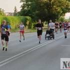 Zawodnicy pokonują ostatnie dwa kilometry jak widać w dobrej formie