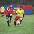Metalowiec Łambinowice - KS Twardawa 1:1. O piłkę w środku pola walczy Łukasz Rudyk (z...
