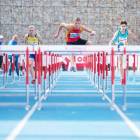 Bieg płotkarski na dystansie 110 metrów. Na czele Jakub Zachara (Juvenia Głuchołazy)