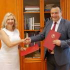 Umowę podpisali Rektor PWSZ w Nysie prof. Przemysław Malinowski oraz Prorektor ds....