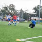 Polonia III Nysa - Piątka Prudnik 10:2. Konrad Stefański (przy piłce) strzela dziewiątą...