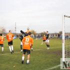 LZS Piotrówka - LZS Domaszkowice 1:3. Pod bramką LZS Piotrówka