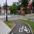 Metr dalej na rondo wjeżdżają samochody, dla których rowerzyści jadący plantami...