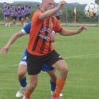 LZS Domaszkowice - Piast Strzelce Opolskie 4:1. O piłkę walczy strzelec trzech bramek...