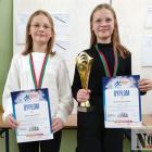 Kornelia Starczyńska (chyba z prawej) złoto odebrała ubiegłorocznej zwyciężczyni -...