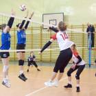 NTSK Nysa - PV Volley Krapkowice 3:0. Zuzanna Kapuścik przebija się przez podwójny blok...