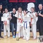Drużyna Niwnickiego Klubu Karate Kyokushin w pełnej krasie. Stoją od lewej: Michał...