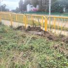 Ślady płynącej wody na barierkach przy moście kolejowym 