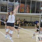 NTSK PANS Komunalnik Nysa - KSG Warszawa 0:3. Oliwia Jaroń (numer 8) i Nikola Witkowska...