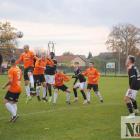 LZS Piotrówka - LZS Domaszkowice 1:3. Piłkę zagrywa głową kapitan drużyny LZS...