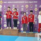 Na medalowym podium medaliści mistrzostw świata. Stoją od lewej: Munchżul Cagbadrach i...