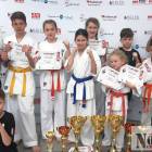 Niwnicki Klub Karate Kyokushin w pełnym składzie. Stoją od lewej: Sensei Piotr...