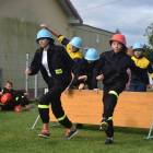 Zwycięski zespół OSP Domaszkowice pokonuje pierwszą przeszkodę