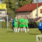 LZS Niwnica Konradowa - Agro Chmiel Ujeździec 3:5. Andrzej Lelek na środku muru...