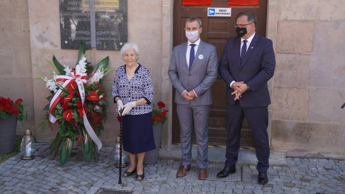 Dzięki staraniom Janiny Johnson, na bocznej ścianie Urzędu Miejskiego w Nysie umieszczono tablicę poświęconą polskim ofiarom ludobójstw dokonanych przez faszystów niemieckich, komunistów sowieckich i nacjonalistów ukraińskich