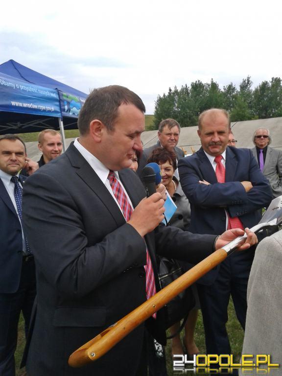 Rozpoczęcie modernizacji koryta Nysy Kłodzkiej. Łopatę trzyma ówczesny wiceminister środowiska Stanisław Gawłowski 