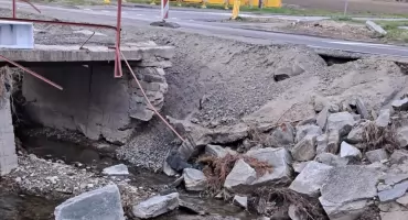 Mieszkańcy bez mostu i pomocy. Dramatyczna sytuacja po powodzi