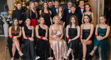 Studniówka 2025 - IV Liceum Ogólnokształcące przy ZS w Otmuchowie, klasa IV LO