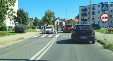 Rowerzysta jechał po pasach, kierowca dostał mandat. Potrącenie niepełnosprawnego na pasach na ul. Grodkowskiej