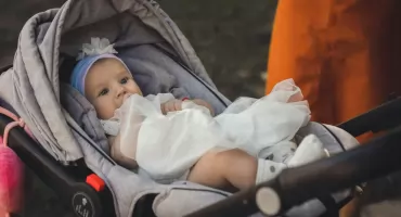 Wózki dla dziewczynki – jak połączyć funkcjonalność z estetyką?