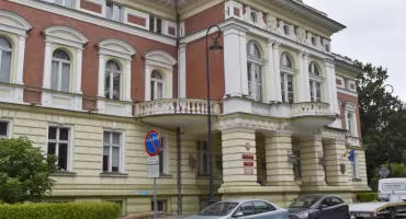 Zamiast na drogi wydali na promocję