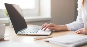 Wzory CV po przerwie w zatrudnieniu – jak wrócić na rynek pracy z pewnością siebie?