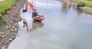 Za koparką ciągnęła się plama substancji ropopochodnej 