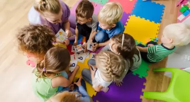 Praca z najmłodszymi dziećmi. Jak przygotować się do zawodu opiekuna w żłobku?