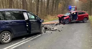 Czołowe zderzenie dwóch samochodów
