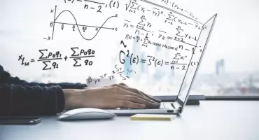 Myślisz o karierze w IT? Oto dlaczego studia informatyczne będą Twoją najlepszą inwestycją