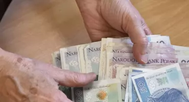 „Senior 80+” w gminie Otmuchów okrojony do minimum. Kontrowersje, oszczędności i milczenie Radnych popierających Burmistrza.